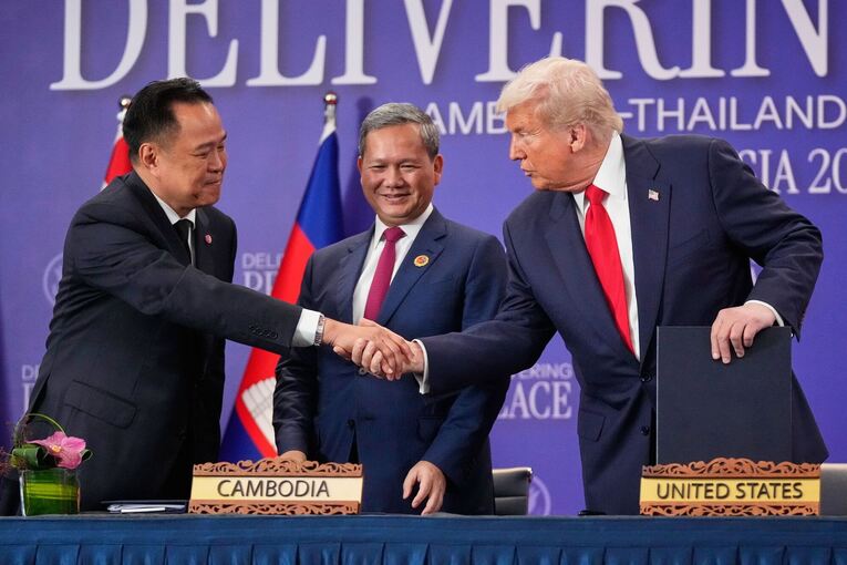 Unterzeichnungszeremonie mit Donald Trump Unterzeichnungszeremonie mit Donald Trump