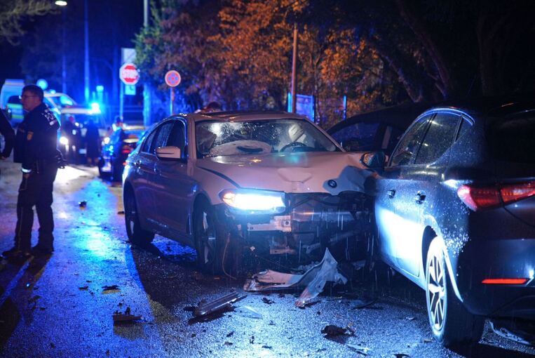 Mann rammt in Stuttgart sechs parkende Autos Mann rammt in Stuttgart sechs parkende Autos