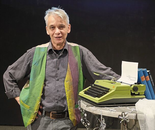 Startklar für die neue Reihe im Palais Grävenitz: Der Regisseur und Schauspieler Rüdiger Erk zeigt zunächst an drei Abenden Theater.