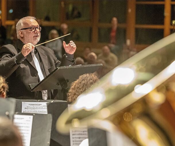 Wolfgang Sachsenmaier bei seinem letzten Kirbekonzert am Dirigentenpult. Bald geht es für ihn auf die Philippinen.