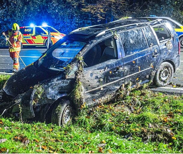 Der Unfallwagen war anschließend nicht mehr fahrbereit und musste abgeschleppt werden.