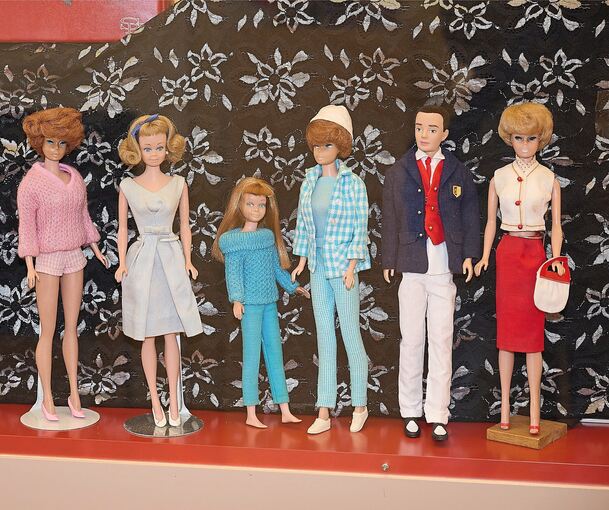 In der Barbie-Ausstellung werden Puppen aus mehreren Jahrzehnten gezeigt. In der Barbie-Ausstellung werden Puppen aus mehreren Jahrzehnten gezeigt.