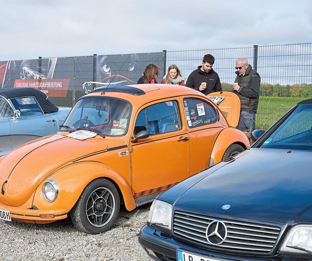 Genau inspiziert wurden die Oldtimer von Besitzern und Besuchern.