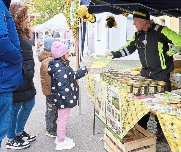 Auch die Kinder haben Spaß beim Kirbemarkt.