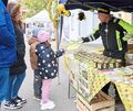 Auch die Kinder haben Spaß beim Kirbemarkt.