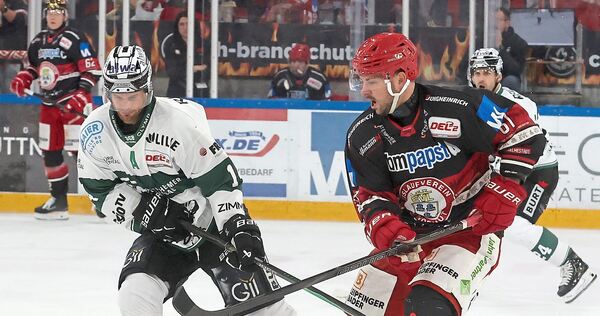 Erstes Saisontor gegen den Ex-Club: Bietigheims Rückkehrer Benjamin Zientek (links), hier im Zweikampf mit dem Landshuter Stürmer David Elsner.