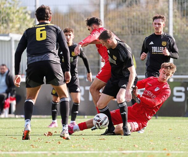 Ein Gestocher um den Ball: Der Pleidelsheimer Kevin Sirch (Mitte) behauptet den Ball. Löchgaus Liam Neupert grätscht ins Leere.