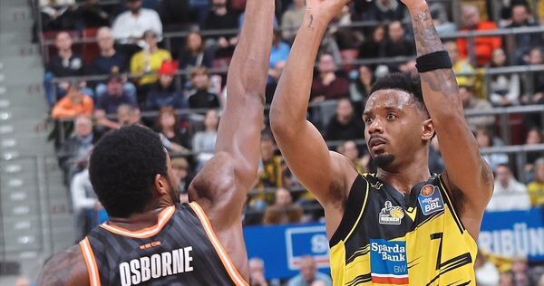 24 Punkte und ein verdammt wichtiger Dreier: Elijah Hughes (rechts) ist gegen Ulm gut drauf.