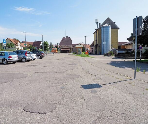 Der ehemalige Rübenplatz am Hemminger Bahnhof ist keine Augenweide. Doch nicht nur deshalb plant die Gemeinde eine umfangreiche Neugestaltung, auch von Flächen ortseinwärts (rechts außerhalb des Bildes).