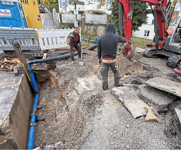 Nur ein paar Meter neben der Baustelle an der Ecke Froschbergstraße/Löchgauer Steige haben Mitarbeiter der Besigheimer Wasserversorgung das Leck gefunden. Die blauen Rohre dienen als Notversorgung während der Baustellenzeit.