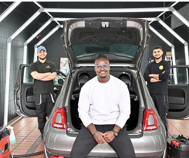 Sein Werdegang zeigt, wie berufliche Integration durch individuelles Engagement und gesellschaftliche Unterstützung im Landkreis gelingen kann: Samuel Mavihga ist einst nach Deutschland geflüchtet und heute Unternehmer für Fahrzeugaufbereitung.