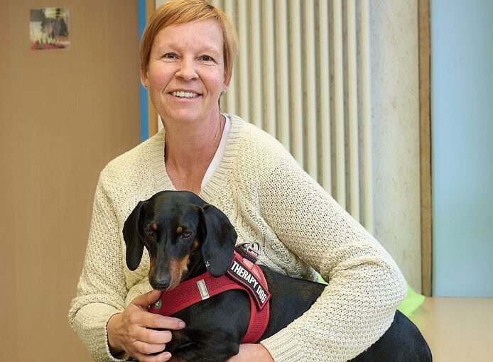 Carolin Forster und Dackeldame Lilu sind ein gut eingespieltes Team.
