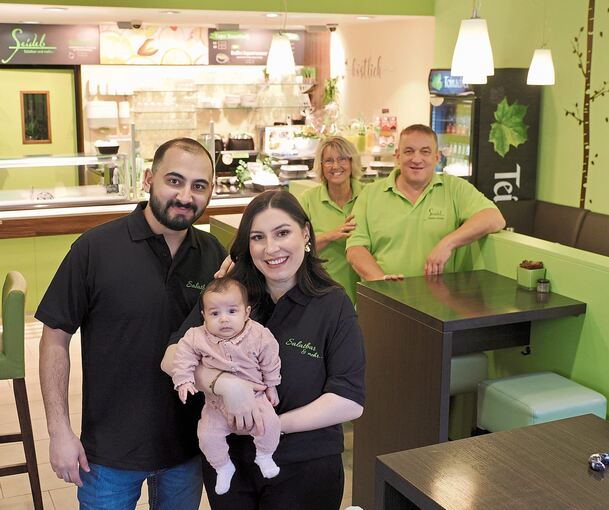 Generationswechsel: Heidi und Frank Seidel (hinten) geben die Salatbar ab an Dilan und Cihan Temirci, hier mit der kleinen Havin.