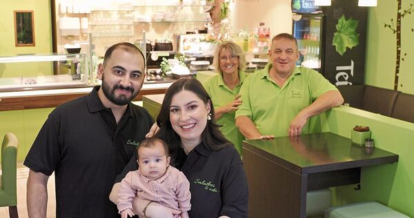 Generationswechsel: Heidi und Frank Seidel (hinten) geben die Salatbar ab an Dilan und Cihan Temirci, hier mit der kleinen Havin.