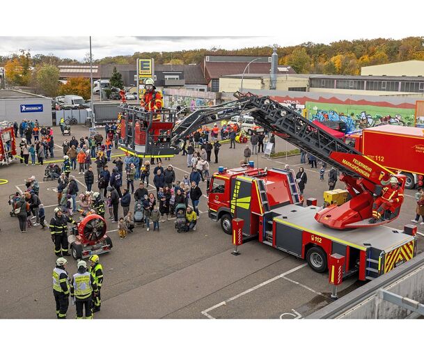 Zahlreiche Schaulustige beobachten die Feuerwehr-Übung am Asperger Edeka.