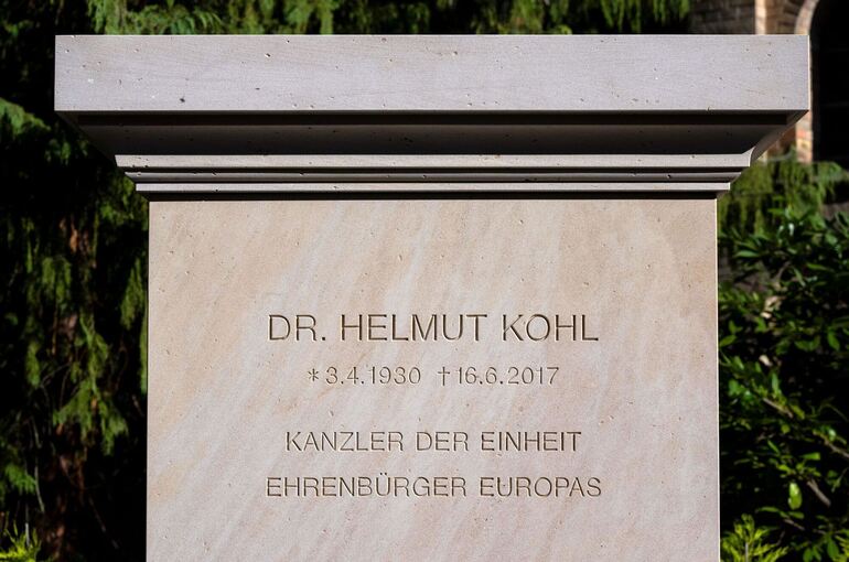 Grab von Helmut Kohl neu gestaltet Grab von Helmut Kohl neu gestaltet