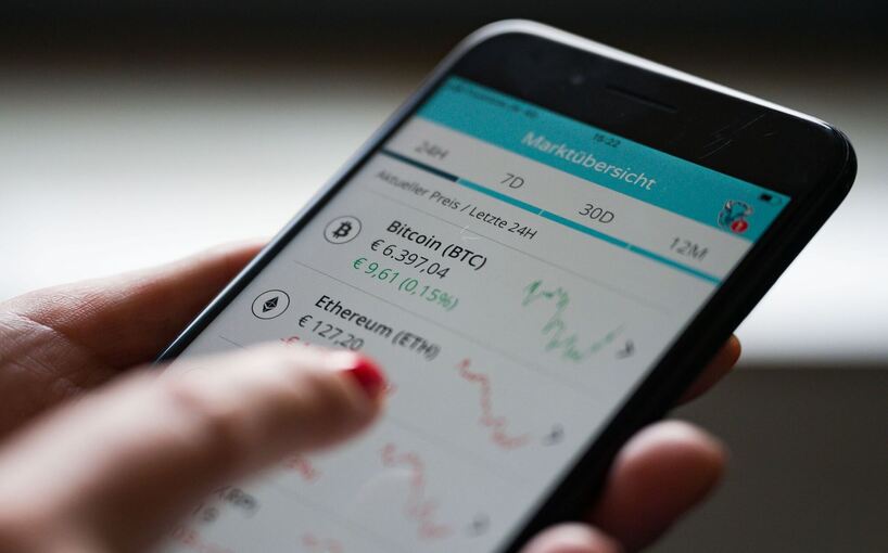 Eine Frau bedient die App "Bison" Eine Frau bedient die App "Bison"