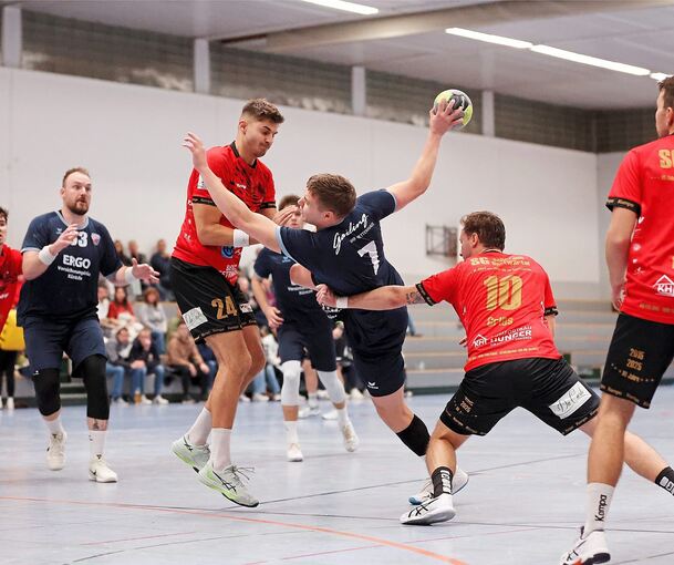 Mit volle Einsatz beim Derby (von links): Jonas Keller und Maxim Gries von der SG Schozach-Bottwartal versuchen, den Bietigheimer Dominik Tontsch am Kreis aufzuhalten.