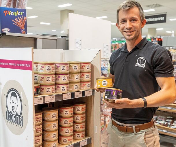 Thorsten Nufer mit seinen Produkten im Korntaler Edeka-Markt.