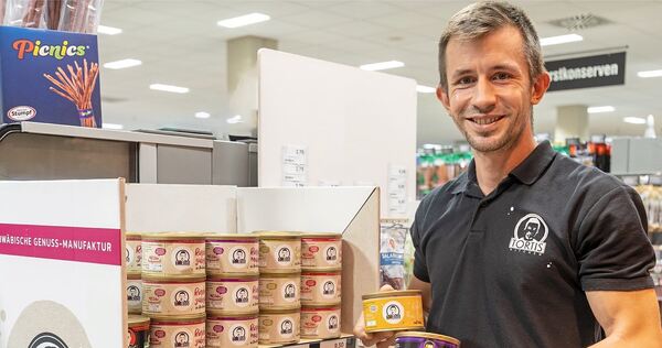 Thorsten Nufer mit seinen Produkten im Korntaler Edeka-Markt.