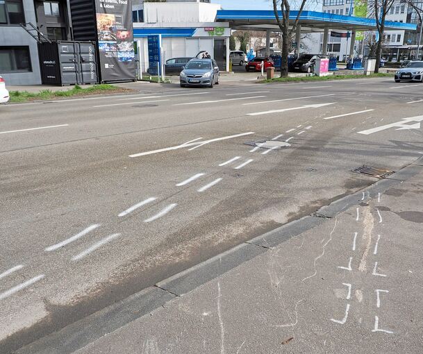 Eindeutige Spuren: Das Auto der beiden Frauen wird beim Linksabbiegen aus der Tankstelle von dem Fahrer erfasst, der sich mit seinem AMG-Mercedes parallel zu seinem Bruder auf der linken der Auswärtsspuren befindet. Der Kleinwagen wird nach links an
