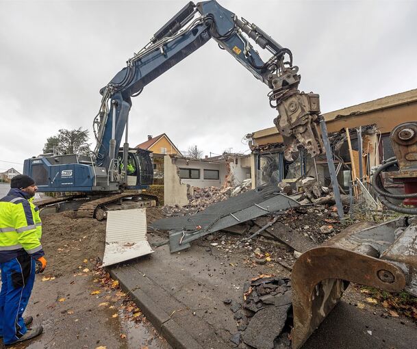 Das Asperger Bädle wird nach abgeschlossener Schadstoffsanierung jetzt abgerissen.