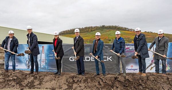 Spatenstich unter grauem Herbsthimmel: (von links) Tobias Roser (stellvertretender Ortsvorsteher von Ensingen), Stefan Forkefeld (Niederlassungsleiter von Goldbeck), Alina Schürmann (Gesellschafterin von Ensinger), Steffen Bilger (Erster Parlamentari