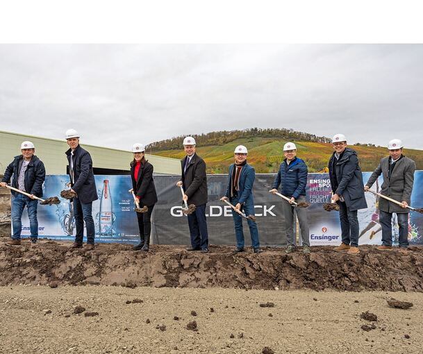 Spatenstich unter grauem Herbsthimmel: (von links) Tobias Roser (stellvertretender Ortsvorsteher von Ensingen), Stefan Forkefeld (Niederlassungsleiter von Goldbeck), Alina Schürmann (Gesellschafterin von Ensinger), Steffen Bilger (Erster Parlamentari