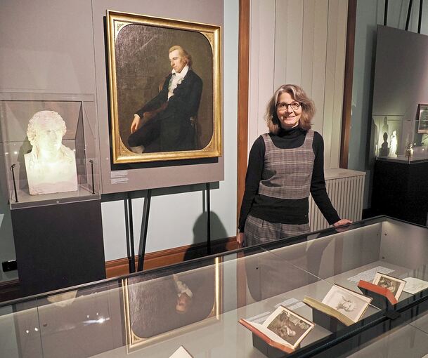 Schlichte Vitrinen, feurige Botschaft: Kuratorin Vera Hildenbrandt im Schiller-Nationalmuseum.