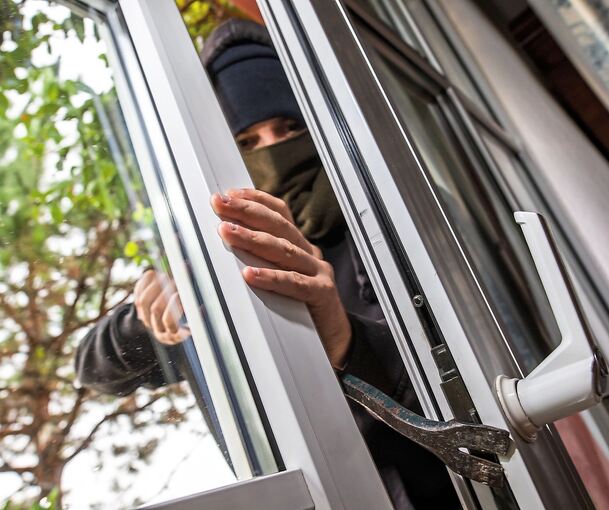 Oft hebeln Einbrecher ein Fenster auf, um in Häuser oder Wohnungen zu gelangen.
