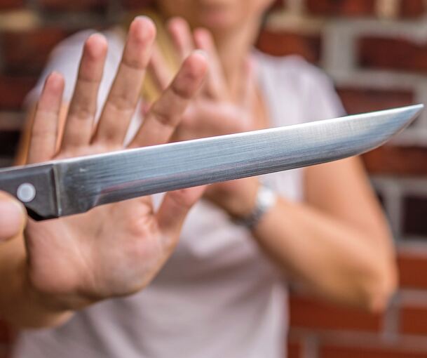 Die Zahl der Messerangriffe ist 2025 zurückgegangen. 143 waren es im Landkreis dennoch.