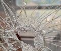Ein Unbekannter hat die Scheibe eines Schaufensters eingeschlagen. Ein Unbekannter hat die Scheibe eines Schaufensters eingeschlagen.