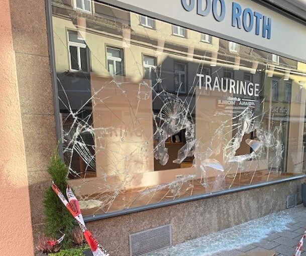 Durch das Schaufenster gelangen die Diebe an die Schmuckstücke. Durch das Schaufenster gelangen die Diebe an die Schmuckstücke.