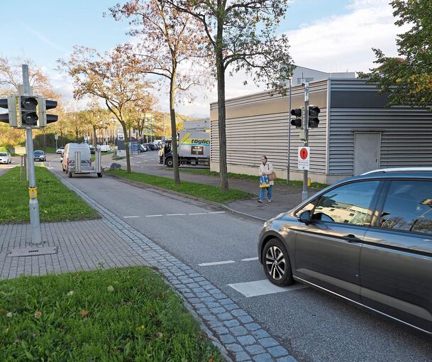 Während der Grünphase für die Fußgänger haben Autos hier zukünftig Rot. Die neue Ampelschaltung wird diese Woche aktiviert.