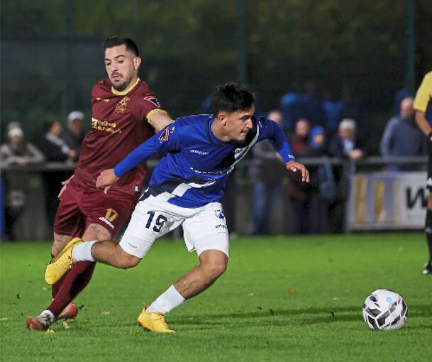 Patrick Scheele (rechts gegen Backnangs Charalambos Parharidis) will mit dem FSV 08 Bietigheim-Bissingen in Denzlingen nach langer Durststrecke endlich einen Auswärtsdreier landen.