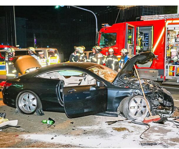 Schwieberdinger Straße: Am Abend des 20. März kollidiert ein 32-Jähriger mit diesem Mercedes mit dem Kleinwagen zweier junger Frauen. Der wird fast völlig zerstört, die zwei 22- und 23-Jährigen sterben.