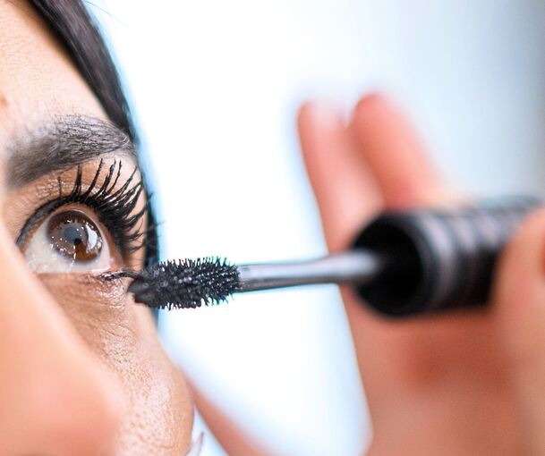 Geht nicht mehr ins Auge: Frankreich hat als erstes EU-Land die Verwendung von PFAS in der Kosmetik verboten.