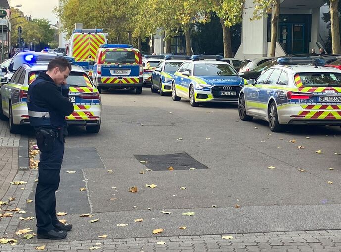 Großeinsatz an Ludwigshafener Schule nach Messeralarm Großeinsatz an Ludwigshafener Schule nach Messeralarm