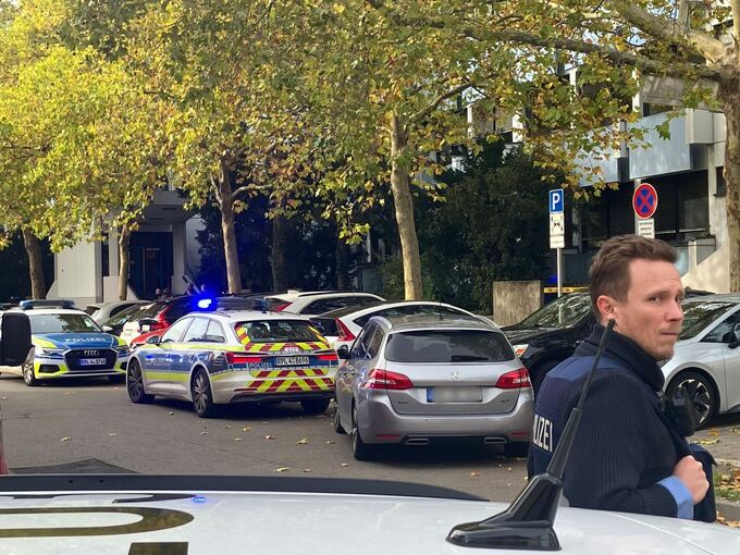 Großeinsatz an Ludwigshafener Schule nach Messeralarm Großeinsatz an Ludwigshafener Schule nach Messeralarm