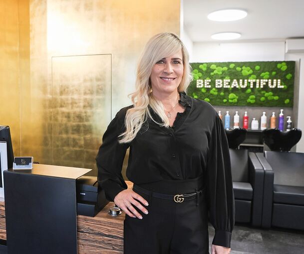 „Ich bin richtig verliebt in meinen neuen Salon“: Katrin Mock vor der Goldwand in ihrem komplett umgebauten Traditionsgeschäft.