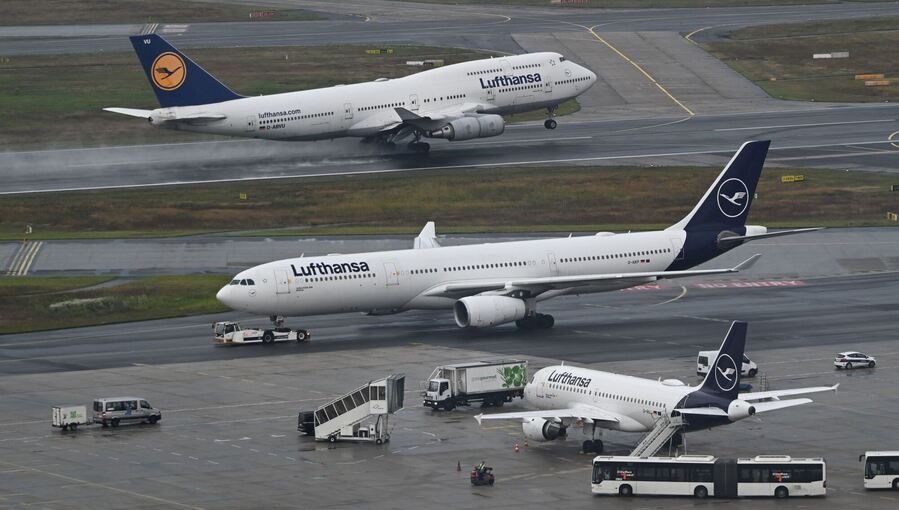 Jets von Boeing und Airbus am Flughafen Frankfurt am Main