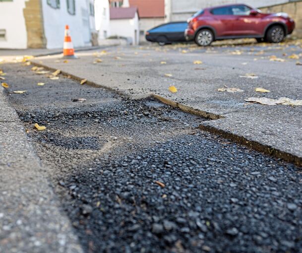 Mehrere Baustellen für den Glasfaserausbau in Kirchheim sind noch nicht abgeschlossen. So wie hier in der Herrengasse ziehen sich daher lange Kanten durch den Asphalt.