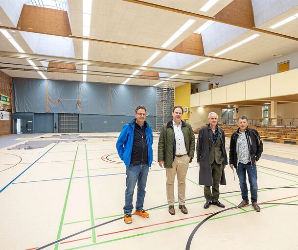 Uwe Appel vom Musikverein Oßweil, Oberbürgermeister Matthias Knecht, Fachbereichsleiter Mathias Weißer, Projektleiter Markus Joas in der sanierten Mehrzweckhalle Oßweil.