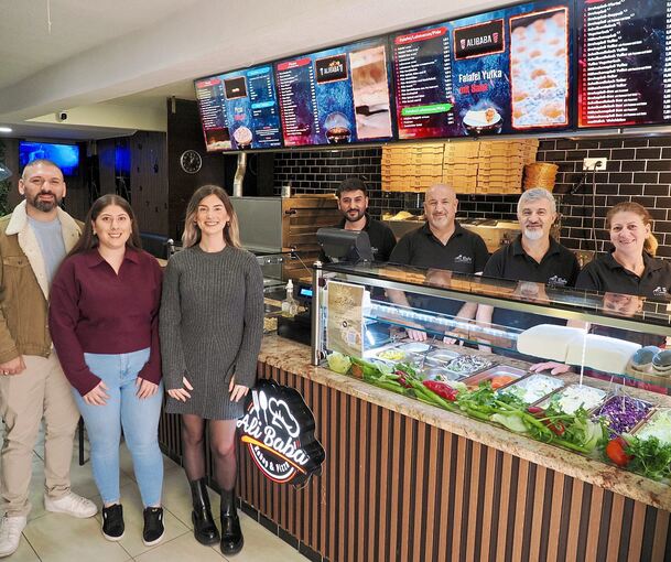 Seit 20 Jahren ist „Ali Baba“ in der Kirchstraße eine gute Adresse in Sachen Döner und anderer Speisen. Das Bild zeigt Mehmet Kundurua (3.v.r) mit Familie und Mitarbeitern.