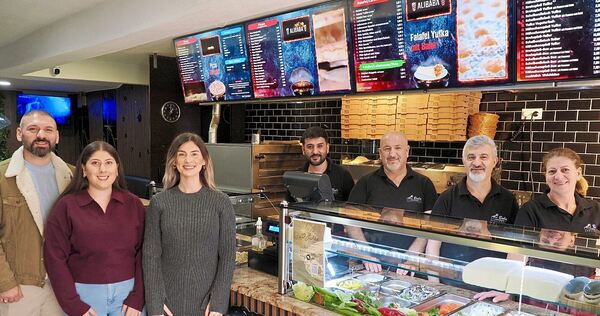 Seit 20 Jahren ist „Ali Baba“ in der Kirchstraße eine gute Adresse in Sachen Döner und anderer Speisen. Das Bild zeigt Mehmet Kundurua (3.v.r) mit Familie und Mitarbeitern.