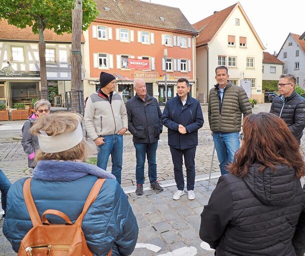 Landtagsabgeordneter Tobias Vogt (im blauen Anorak) spazierte mit den Besigheimer Christdemokraten durch den Ort.