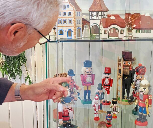 Reinhard Kubens vor einer Vitrine mit Nussknackern in ganz unterschiedlichen Variationen.