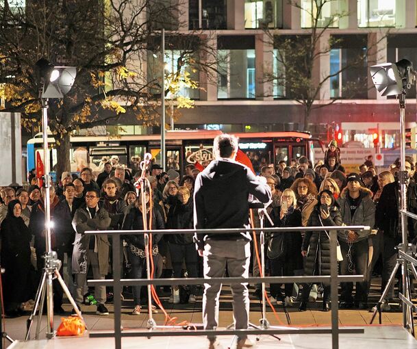Viet Nguyen auf der Bühne: gemeinsam mit Latifa Warrelmann und Ferhat Levent hat er innerhalb weniger Tage die Kundgebung auf dem Arsenalplatz organisiert.