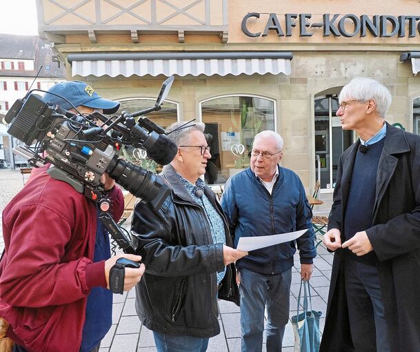 Vor der Kamera: Antiquar Birger Laing (rechts), Stadtarchivar Albrecht Gühring (links) und der ehemalige Löwen-Wirt Eberhard Hubrig.