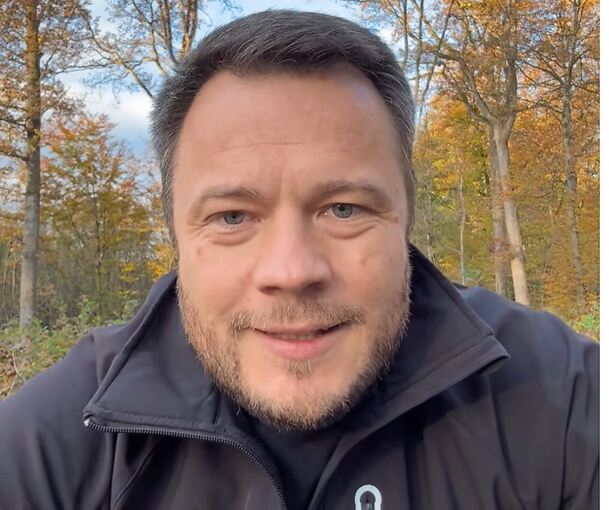 Steinheims Bürgermeister Thomas Winterhalter hat sich für das Video extra in den Wald gesetzt.
